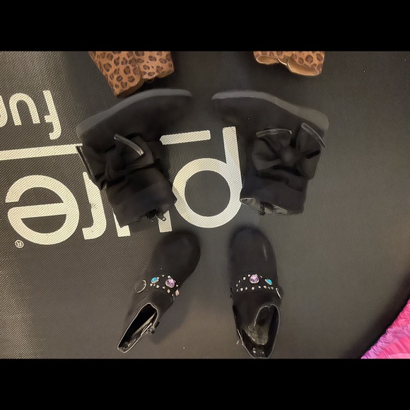 5 pair toddler boots. Gap, stride Rite, cat & jack - Picture 2 of 6